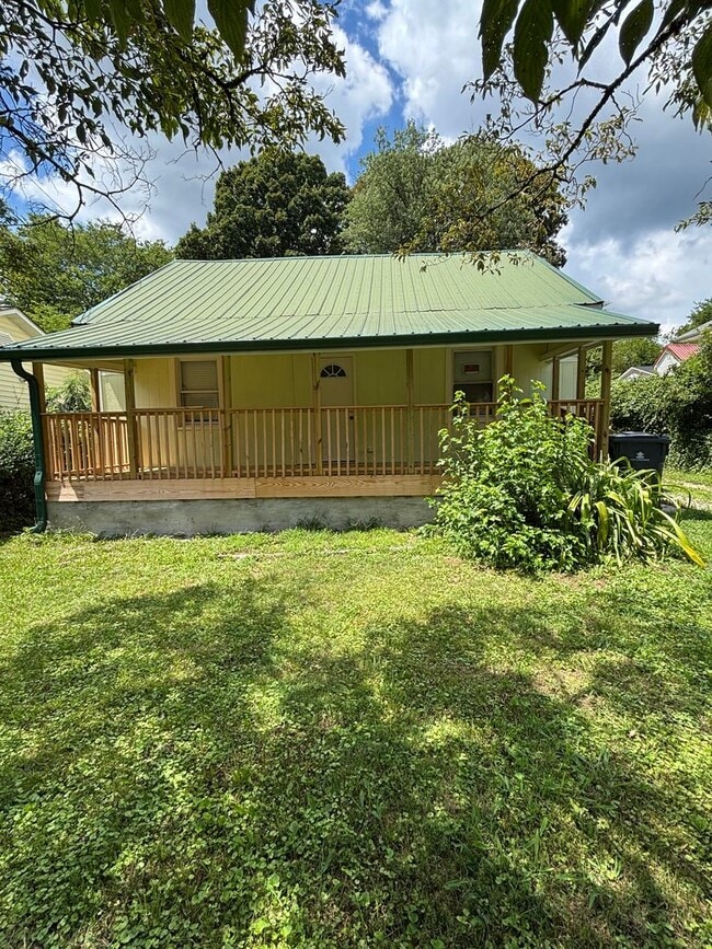 Primary Photo - Freshly Renovated 3-Bed, 2-Bath Home Just ...