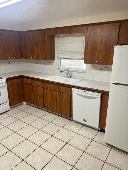 Building Photo - 10910 Rexdale Ave