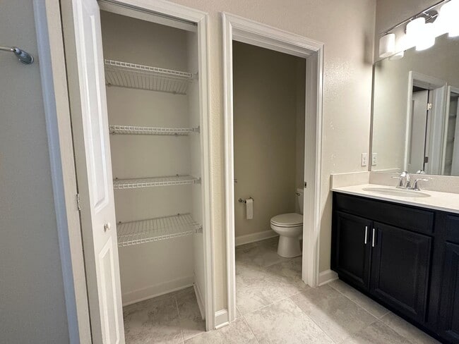 Building Photo - 4 Bed 3.5 Bath Townhouse In Storey Lake