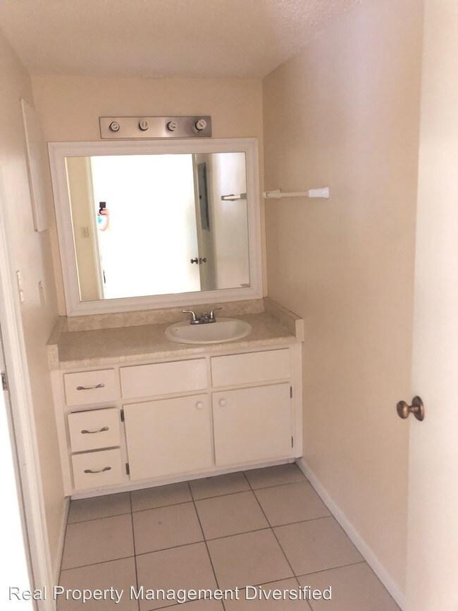 Building Photo - 1310 NE 33rd Ave