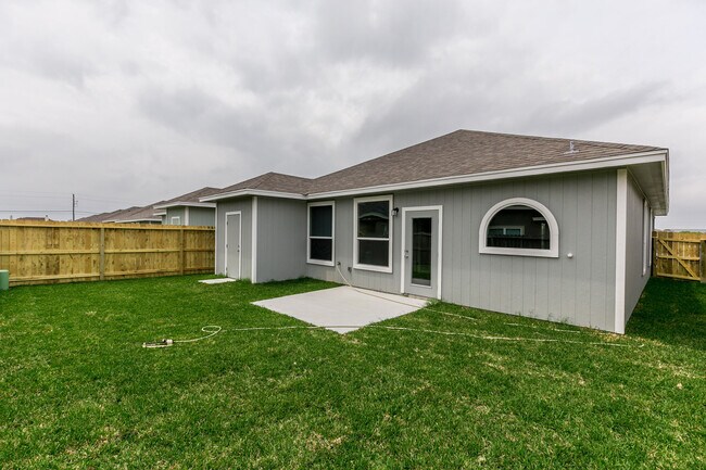 Building Photo - 3726 Ahuja-  3/bedroom 2/bath $2200/month