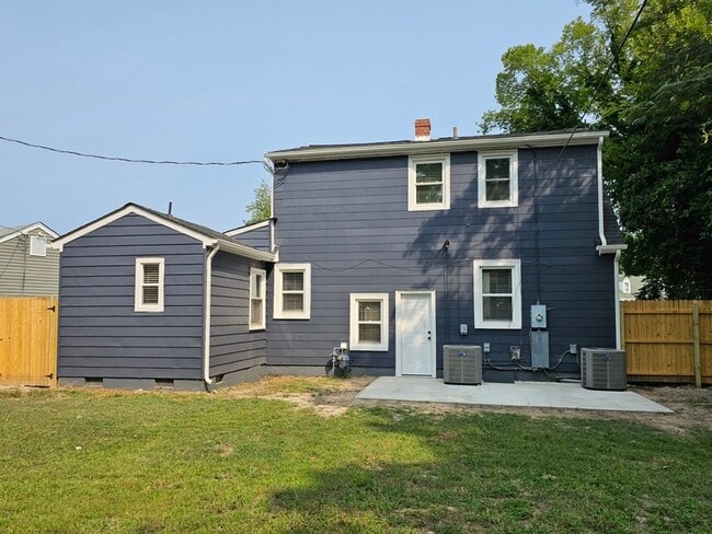 Building Photo - 3907 E Chatham Dr