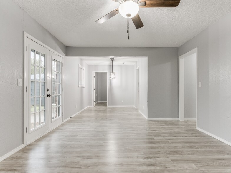Building Photo - 2104 Linwood Pl