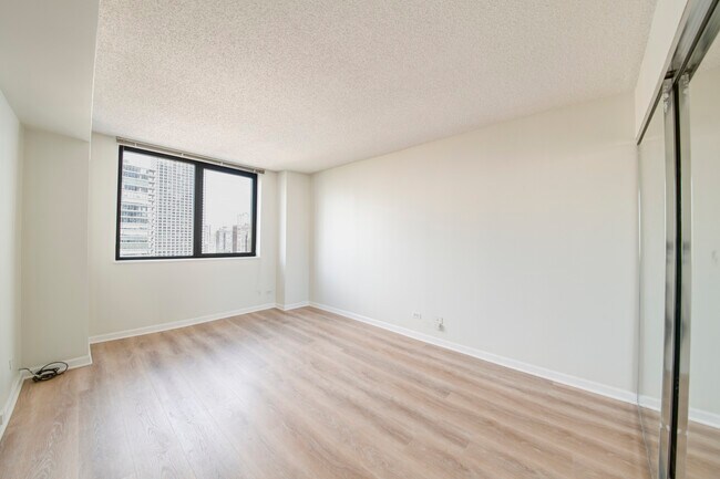Building Photo - 33 W Delaware Pl