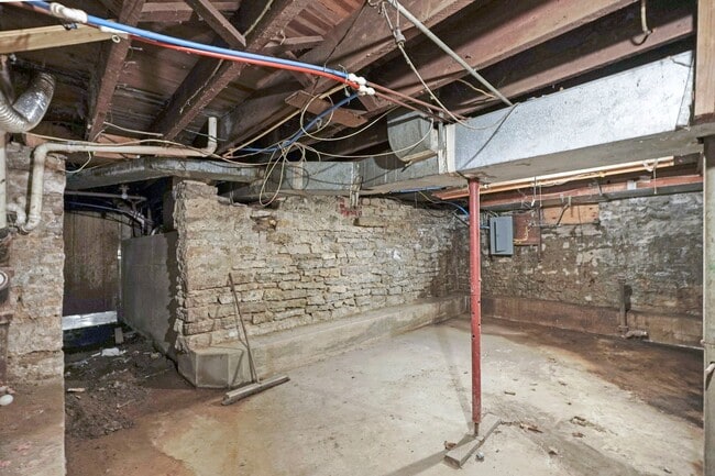 Building Photo - NEW LISTING -5 BEDROOM HOUSE!