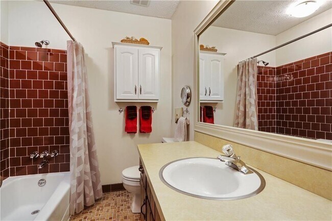 Building Photo - 2138 Carlyle Dr