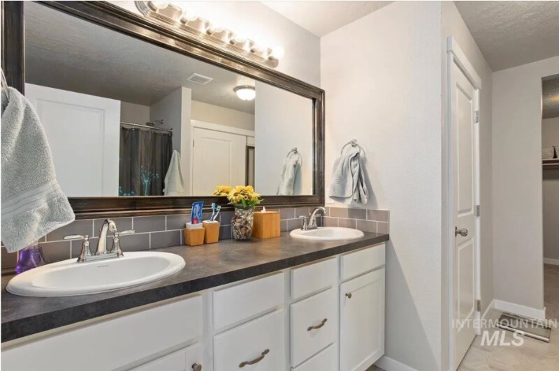 Building Photo - 765 SW Huebert St