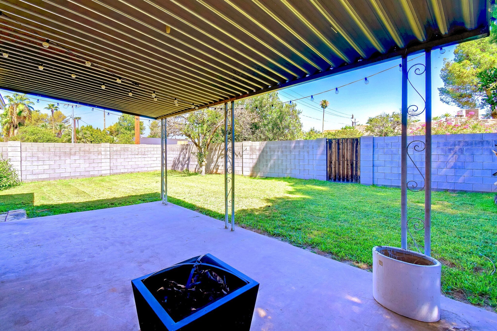 Building Photo - 6804 E 6th St