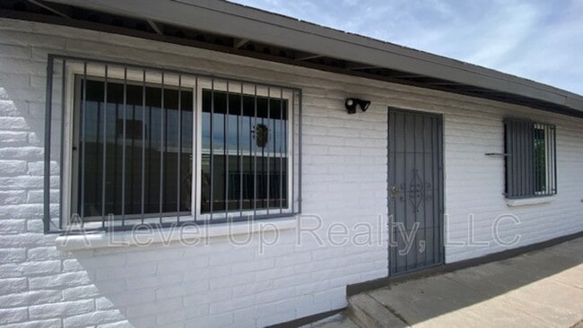 Building Photo - 1027 S Santa Rita Ave