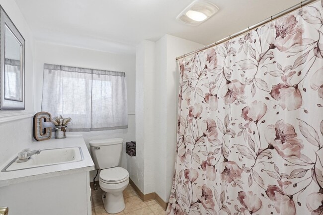 Building Photo - 626 E High St