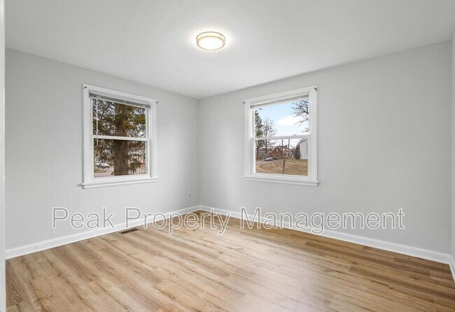 Building Photo - 501 Hazelhurst Ave