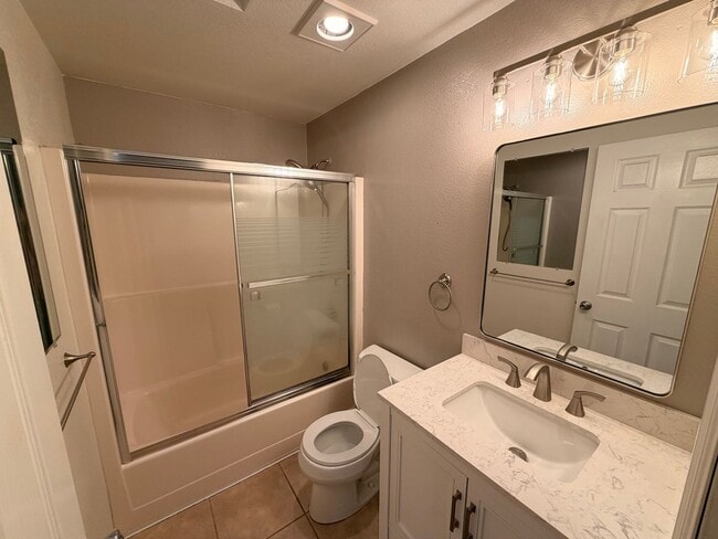 Building Photo - Gorgeous House in a Family-Friendly neighborhood!