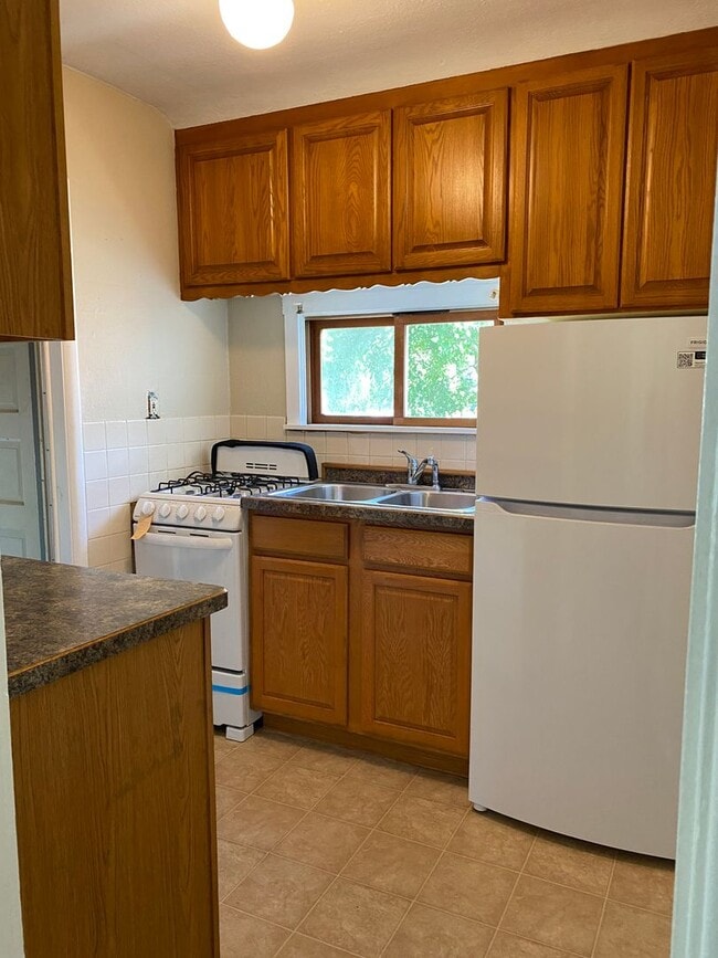 Building Photo - Charming 2 Bedroom Upper-Level Duplex on B...