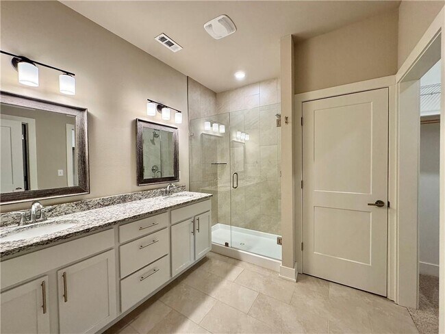 Building Photo - 814 NE Hts Ln