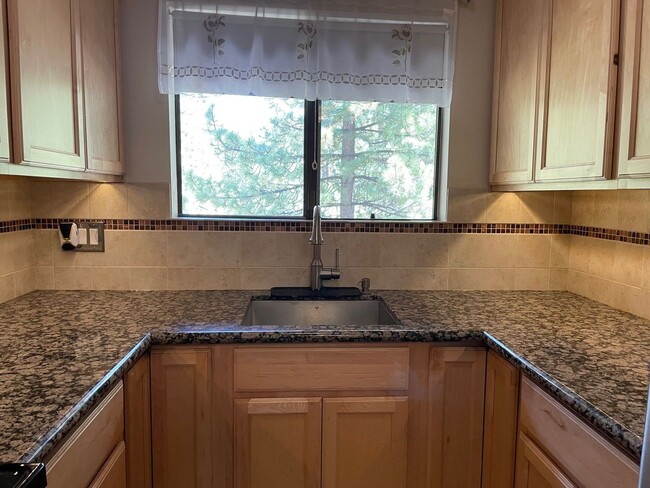 Building Photo - 2 bedroom condo with carport, pool and hot tub access