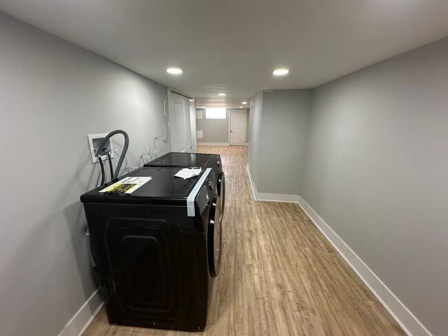 Building Photo - 3b1b house available in South Philly