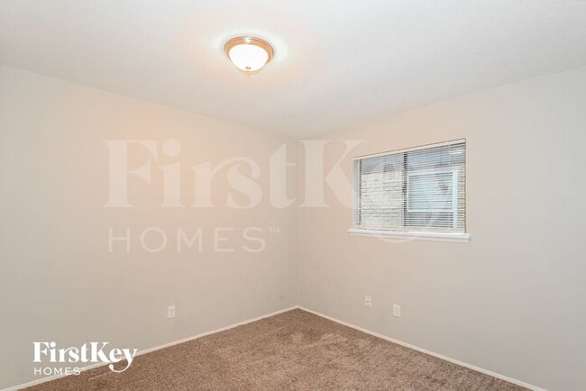 Building Photo - 6333 Fallbrook Dr