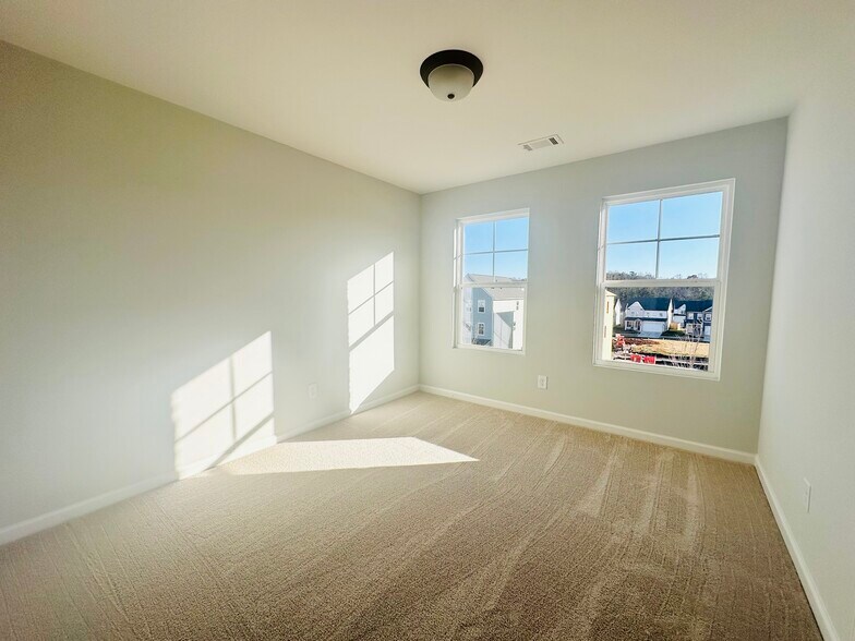 Building Photo - 853 York Aly