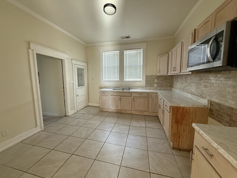 Building Photo - 1371 Ridgeway St