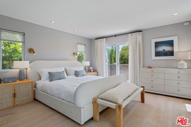 Building Photo - 835 Superba Ave