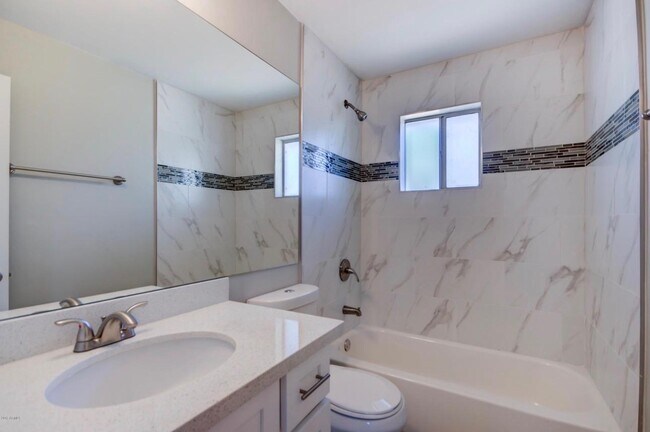 Building Photo - 1424 W 6th Pl