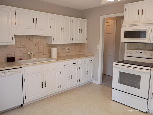 Building Photo - 14 Coltin Dr