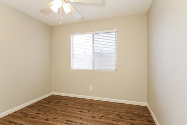 Building Photo - 8547 W Laurel Ln