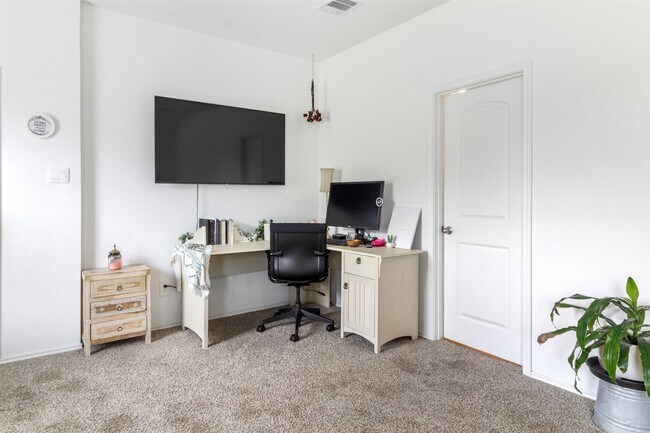 Building Photo - 1008 Llano Trl