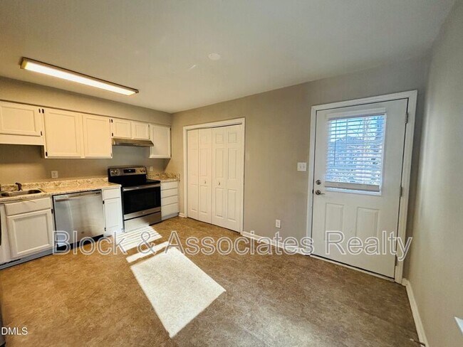 Building Photo - 2922 Glenridge Dr