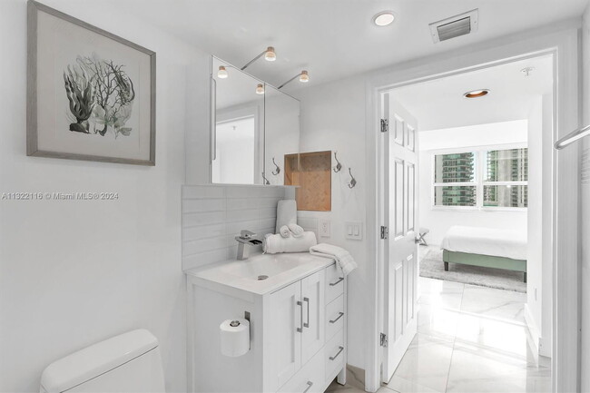 Building Photo - 1155 Brickell Bay Dr