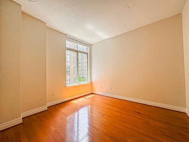 Building Photo - Luxurious 2 Bed 2 Bath Condo In Station Sq...