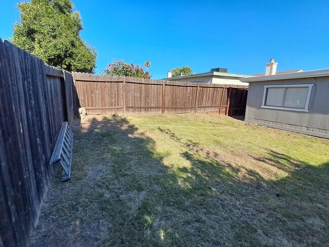 Building Photo - Roseville 2 Bedroom Duplex, New Carpet, Central Heat and Air, Large Fenced Yard