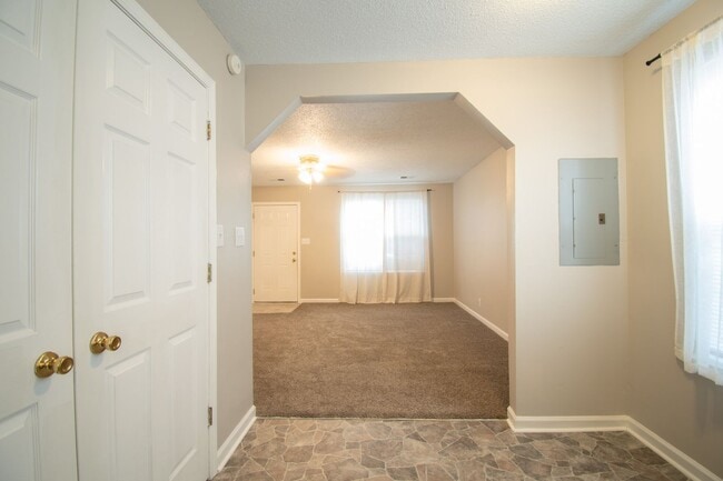 Building Photo - 1023 Shadow Ridge Ave