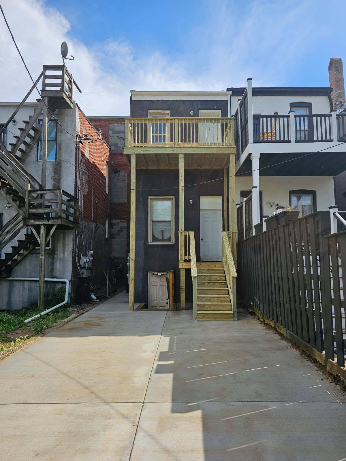 Building Photo - 912 Newington Ave