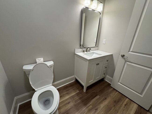 Building Photo - Grandeur Brick 4/3.5 with Bonus Room in Th...