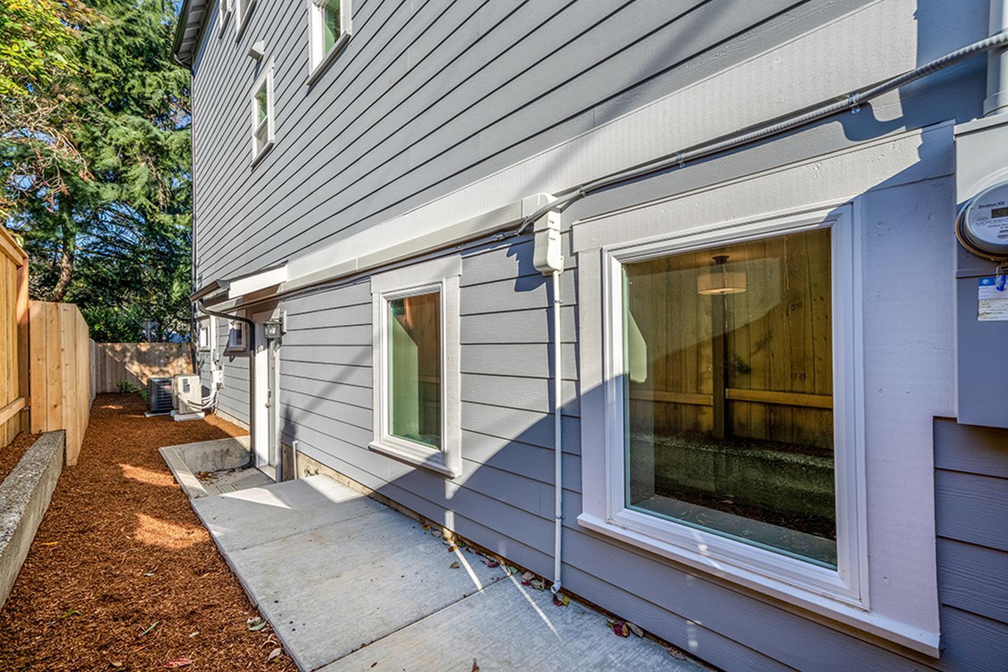 Building Photo - Stylish South Tabor apartment 5 blocks fro...