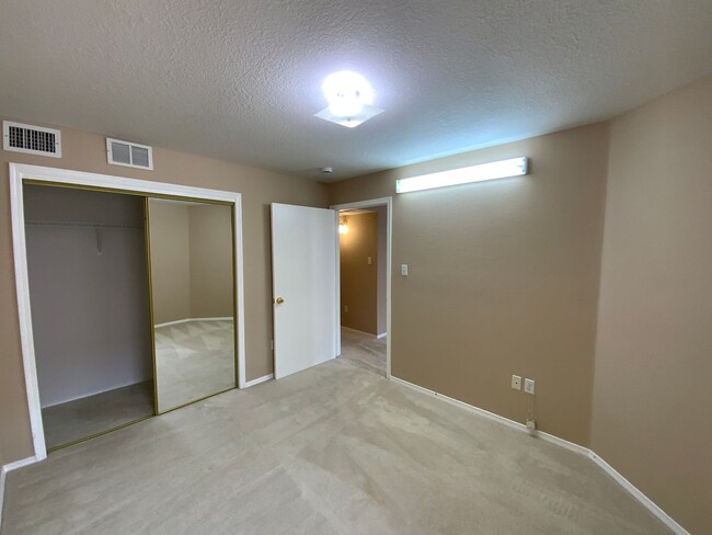 Building Photo - 3 Bedroom Townhome Available Near Southern...