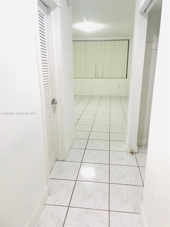 Building Photo - 1401 NE 191st St