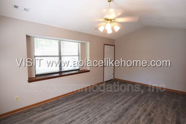 Building Photo - 119 SE Greystone Dr