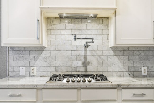 Building Photo - 2711 Wallingford Pnes
