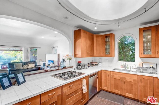 Building Photo - 212 3rd Ave