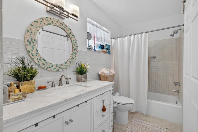 Building Photo - 2200 Park Ln