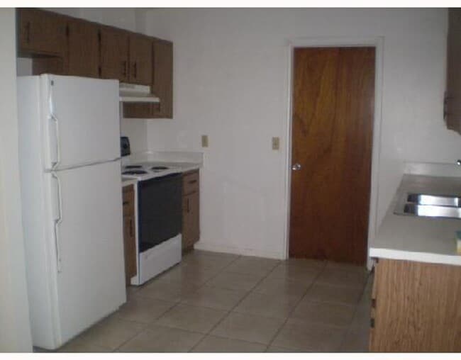Building Photo - Affordable 3 bedroom 2 bath centrally located