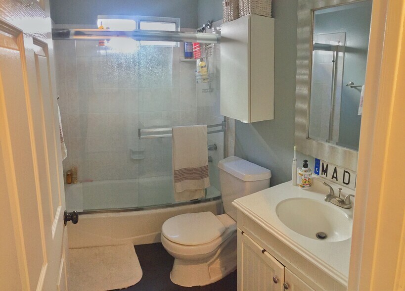 Main Bathroom - 849 N West Knoll Dr