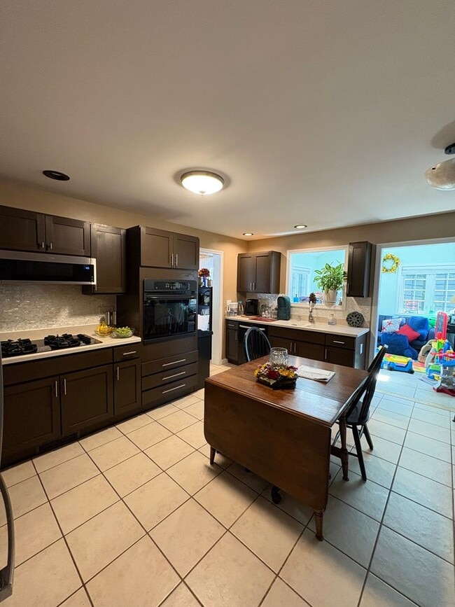 Building Photo - 2 Bed - 1.5 Bath: Single Family in New Lon...