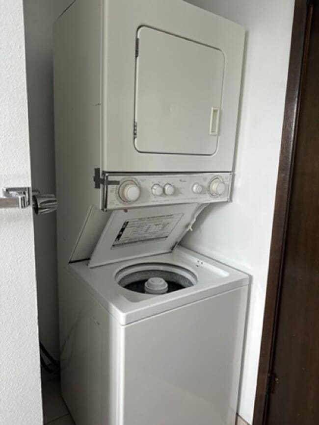 Building Photo - 4979-823/825 2nd St Duplex