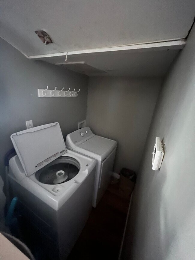 Building Photo - Great 5 bed Close to Northeastern