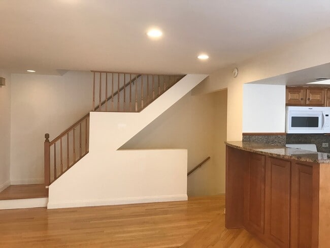 Building Photo - 320 W Inverrary Ln