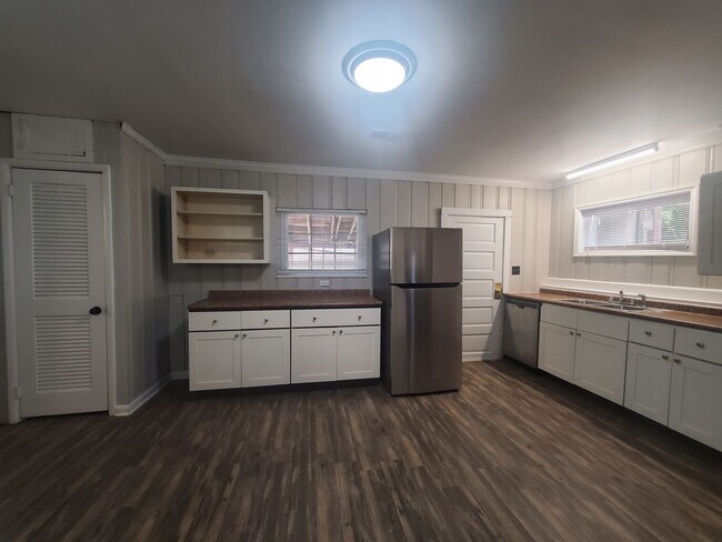 Building Photo - 3 Bedroom 2 Bath House
