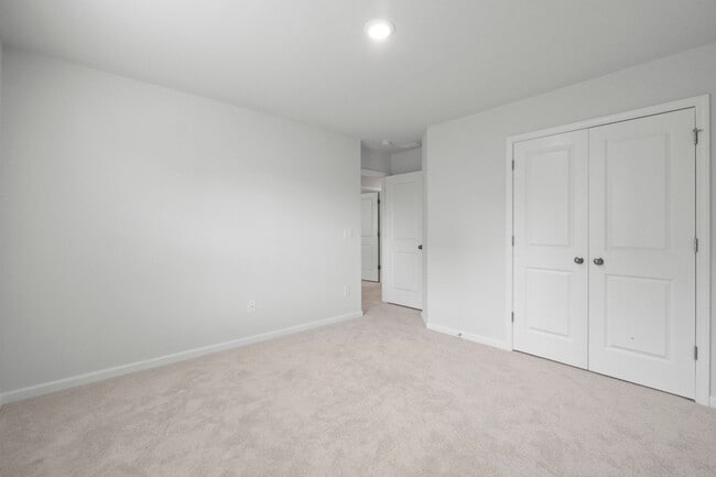 Building Photo - This Beautiful 4 Bedrooms, 2.5 Bathrooms i...